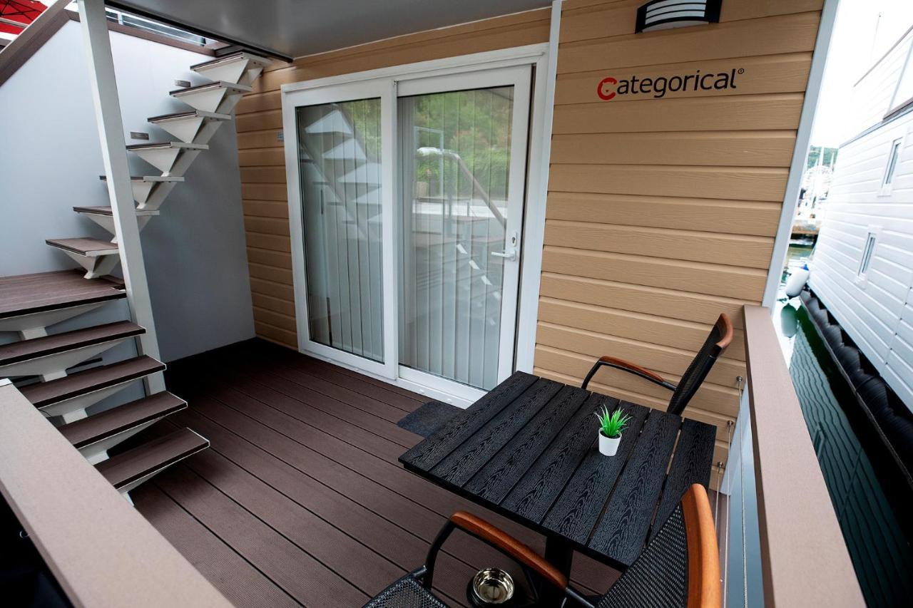 Categorical Floating House Apartament